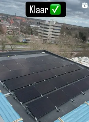 Totaal op deze dak 36 zonnepanelen gemonteerd en die zijn verdeeld over verschillende appartementen.